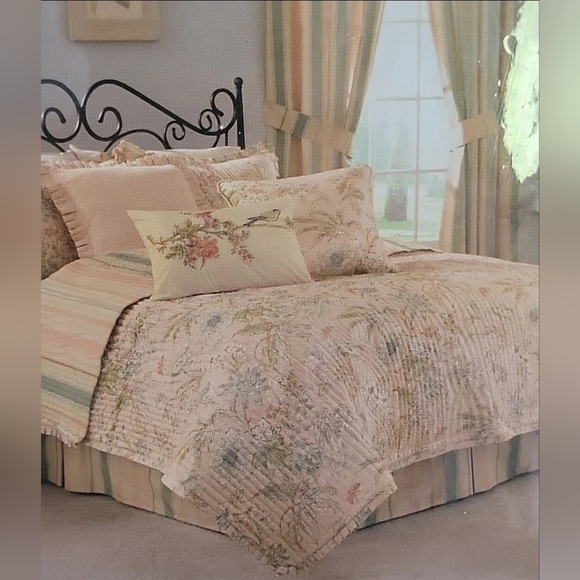 Waverly Cape Coral Quiled Twin Comforter and 2 Shams - Picture 1 of 7